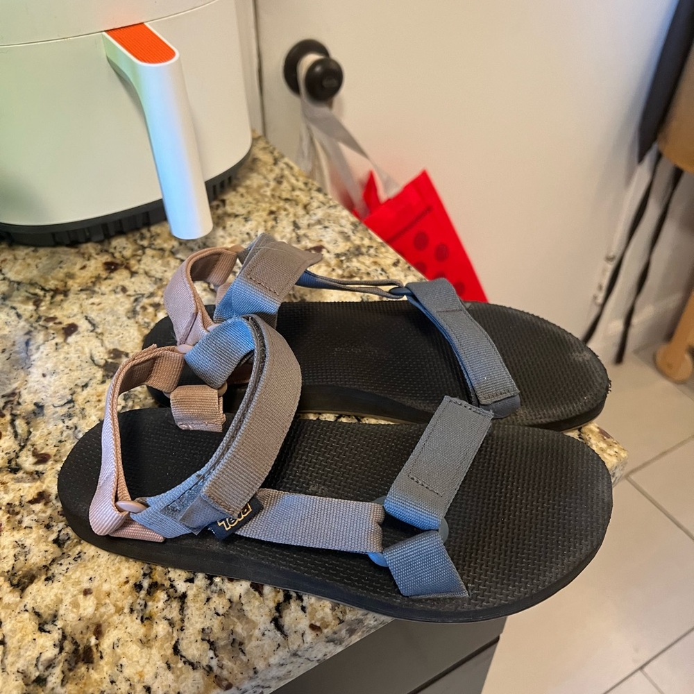 Men’s Teva color block size 10 sandals